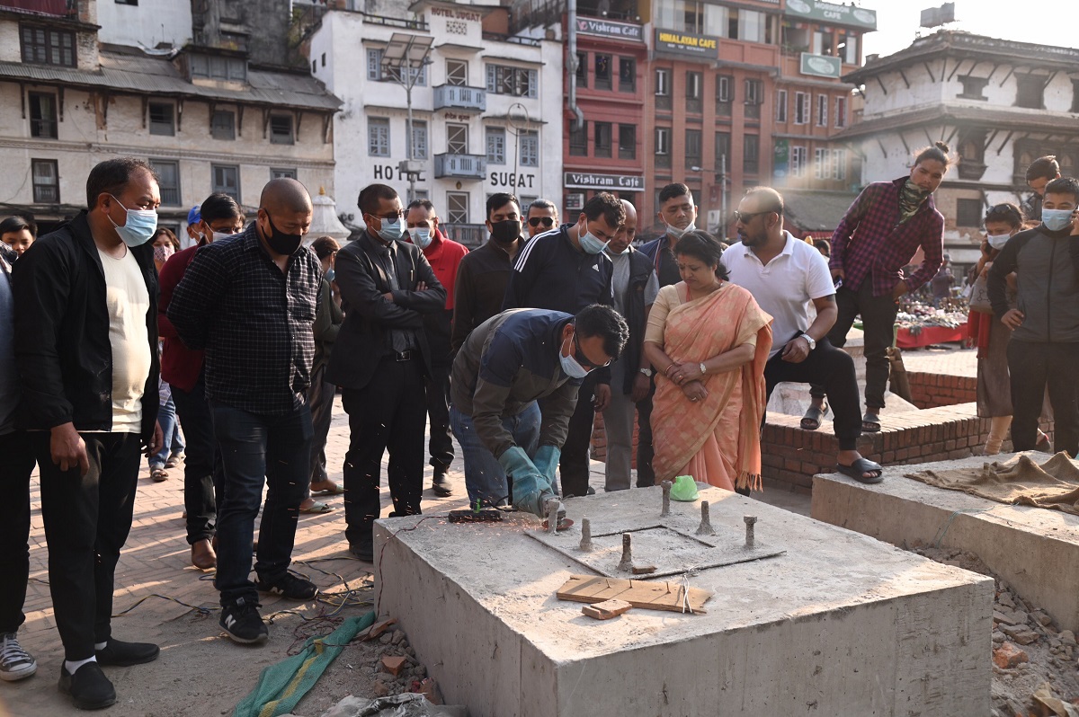 काठमाडौं महानगरका उपप्रमुख हरिप्रभा खड्गीको उपस्थितिमा मंगलबार वसन्तपुर डबलीमा डन्डी काटिँदै।